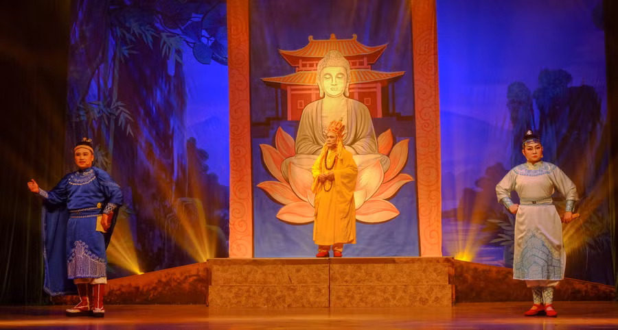 nsut-phuong-phu-bia-trai-trong-vai-khuc-thua-hao-va-nghe-si-thien-nga-bia-phai-trong-vai-khuc-thua-myjpg.jpg