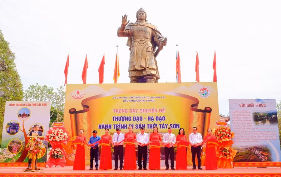 dai-bieu-cat-bang-khai-mac-trung-bay-anh-chuyen-de-thuong-dao-ha-dao-hanh-trinh-di-san-thoi-tay-son.jpg
