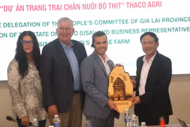 Chairman of the Provincial People's Committee Pham Anh Tuan presented souvenirs to delegates from the United States.
