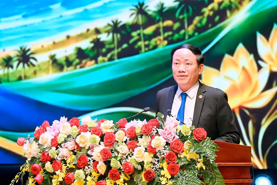 Chairman of the Provincial People’s Committee Phạm Anh Tuấn pledges to always accompany and support businesses, removing obstacles and creating a favorable environment for enterprise development. Photo: Đức Thụy