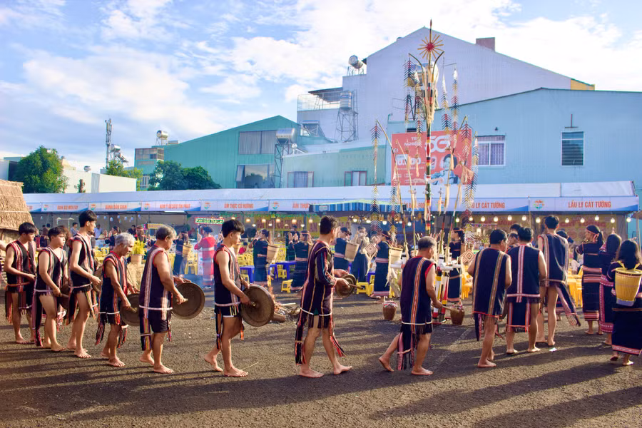 cac-nghe-nhan-lang-op-trinh-dien-cong-chieng-mua-xoang-trong-khong-khi-vui-tuoi-ron-rang.jpg