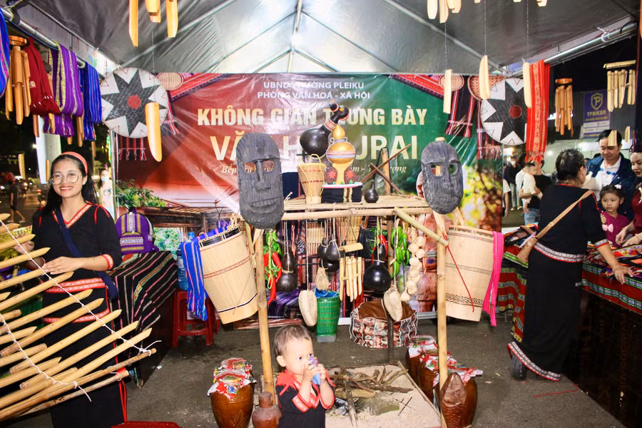 khong-gian-trung-bay-van-hoa-jrai-voi-cac-nhac-cu-vat-dung-truyen-thong-va-san-pham-thu-cong.jpg