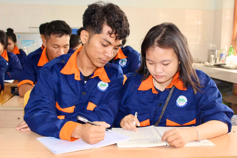 dinh-van-chau-bia-trai-tich-cuc-trao-doi-hoc-tap-cung-ban-be-tren-giang-duong.jpg