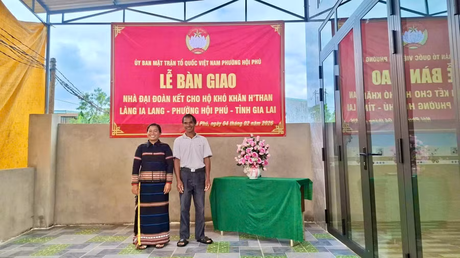 gia-dinh-ba-hthan-lang-ia-lang-phuong-hoi-phu-trong-ngay-nhan-ban-giao-nha-dai-doan-ket.jpg