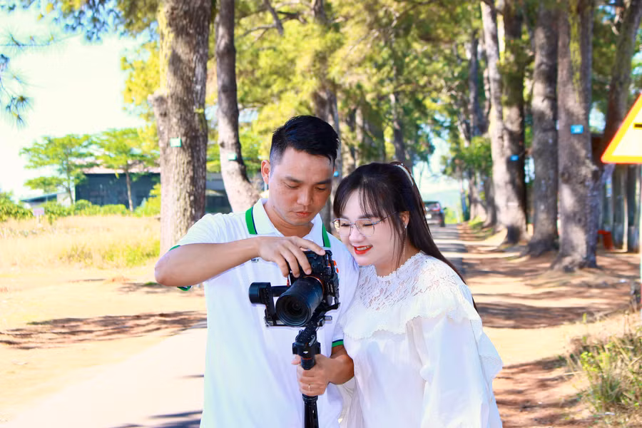 vong-thi-huyen-cung-nhiep-anh-gia-pham-cong-quy-kiem-tra-thiet-bi-chuan-bi-ghi-hinh-trong-mot-chuyen-tac-nghiep.jpg