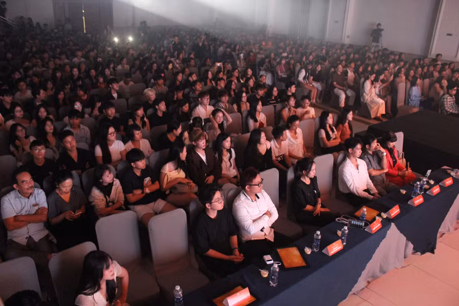 dong-dao-khan-gia-tham-du-minishow-9-thang-do-cau-lac-bo-hv-music-club-truong-thpt-chuyen-hung-vuong-to-chuc.jpg
