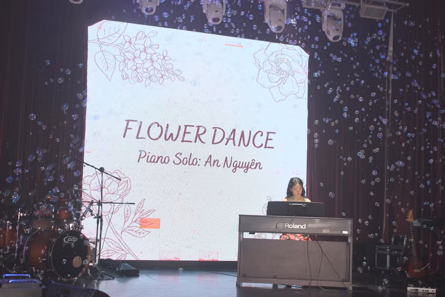 tiet-muc-doc-tau-piano-flower-dance-gop-phan-tao-nen-khong-gian-am-nhac-da-sac-mau-tai-minishow-9-thang.jpg