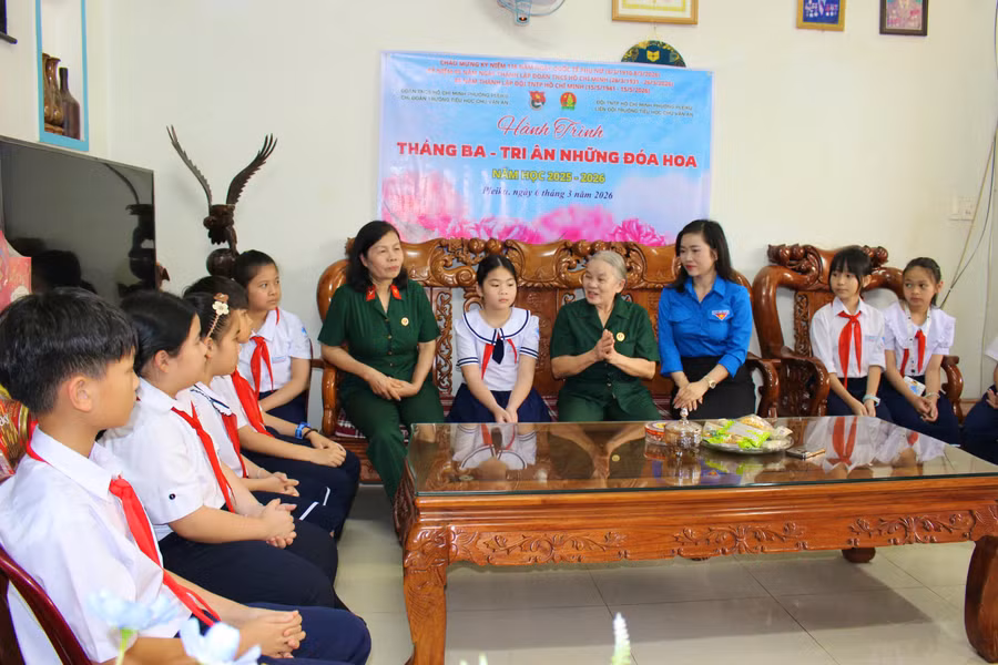 co-giao-dang-thi-thuy-cung-hoc-sinh-lien-doi-truong-tieu-hoc-chu-van-an-gap-go-giao-luu-voi-nu-du-kich-huynh-thi-tuyet-suong-trong-chuong-trinh-thang-ba-tri-an-nhung-doa-hoa.jpg