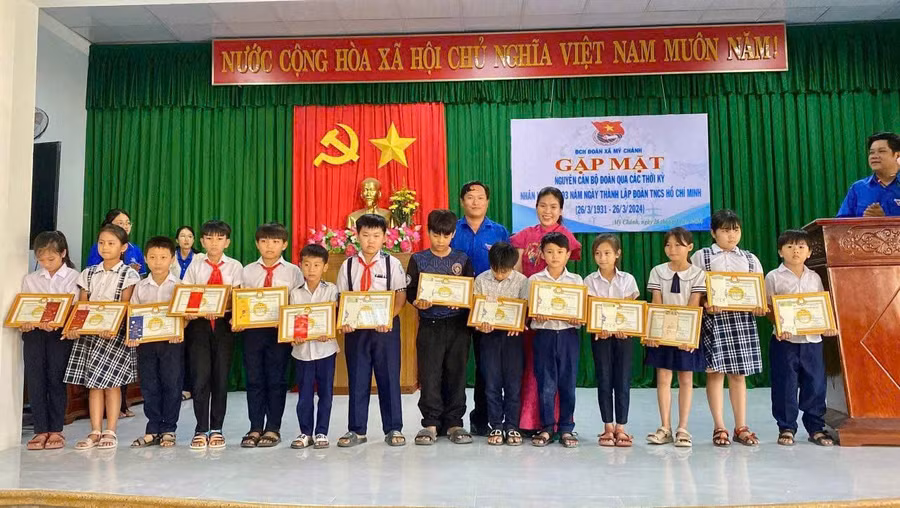 6-chi-oanh-tang-hoc-bong-cho-tre-em.jpg
