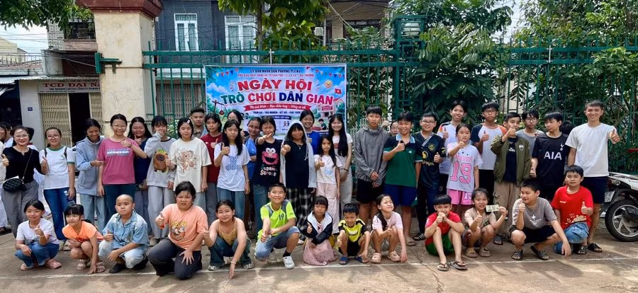 The Summer Activities Subcommittee of the Hoi Thuong Residential Cluster (Pleiku Ward) organizes summer sessions featuring traditional games for children. Photo: ĐVCC