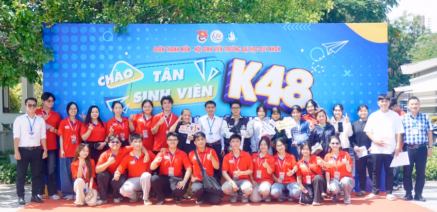 Rector of Quy Nhon University, Đoàn Đức Tùng, takes a photo with the members of Youth Union, QNU Youth Connection Club, parents and new students. Photo: D.L