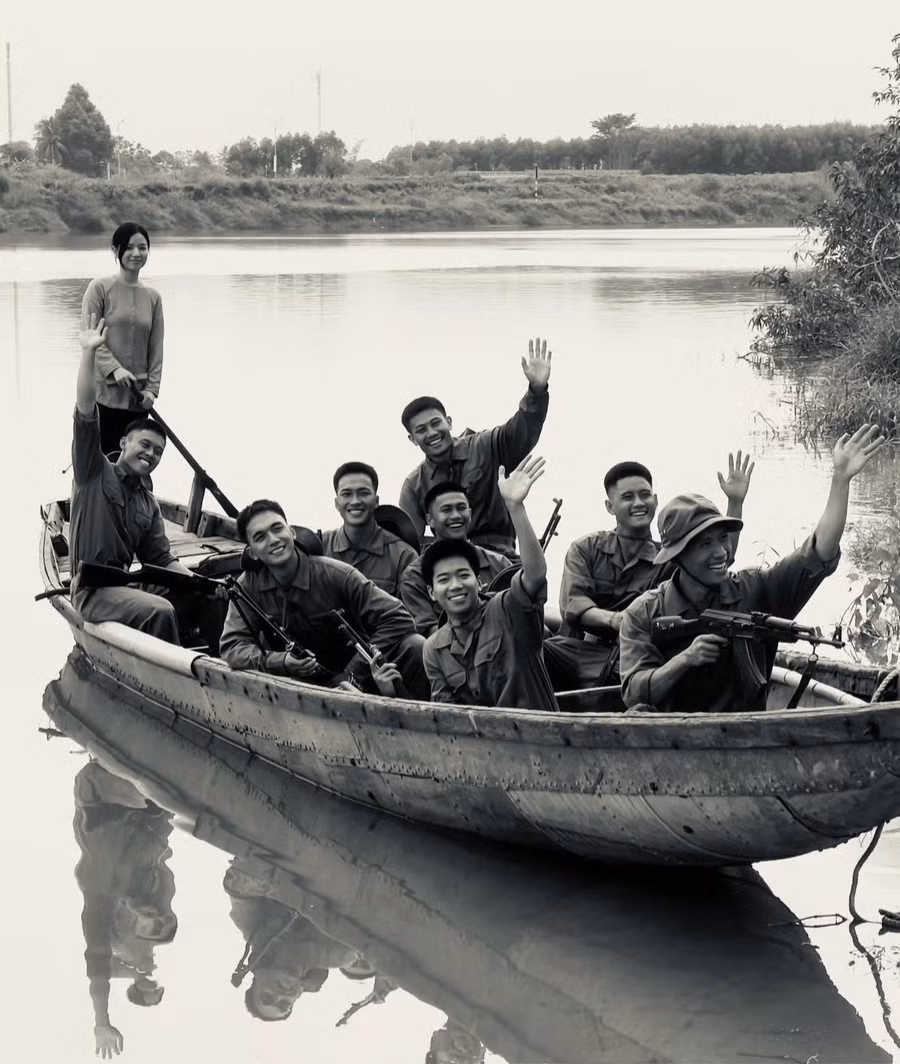 Hồng (left) ferries soldiers across the Thạch Hãn River. Photo: Provided by the artist