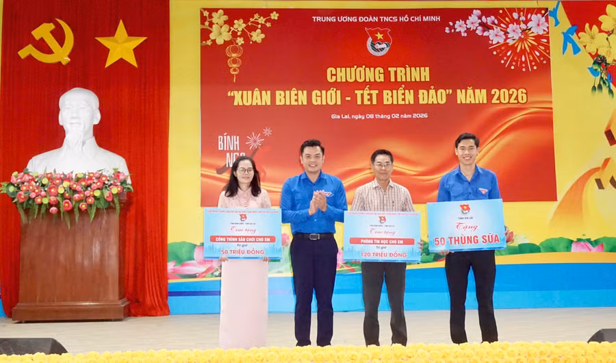 bi-thu-thu-nhat-tw-doan-tang-qua-tet-tai-gia-lai-5.jpg
