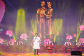 The "Nhớ ơn Bác Hồ" (Grateful to President Ho Chi Minh) Bai Choi performance captivated the audience's emotions in Hue City. Photo: Provided by the Organizing Committee