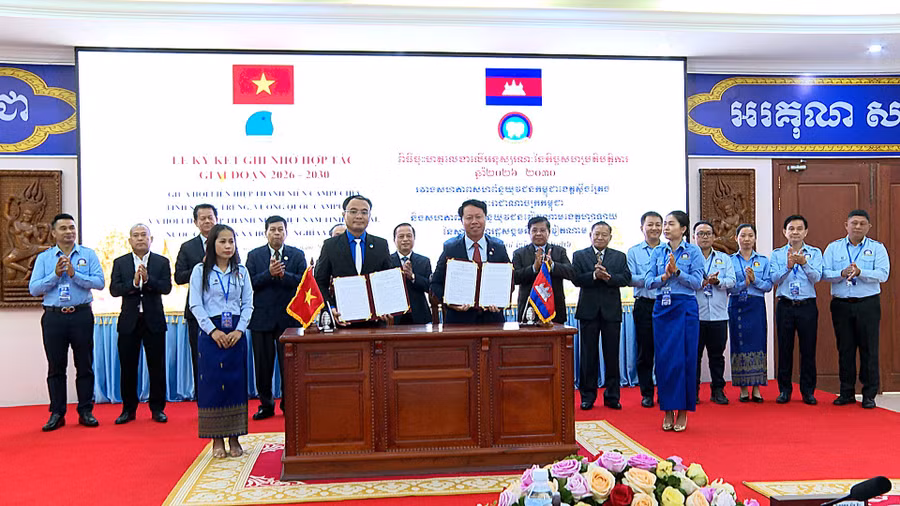 The Vietnam Youth Federation of Gia Lai Province and the Youth Federation of Stung Treng Province sign a memorandum of cooperation for the 2026-2030 period. Photo: R'Piên