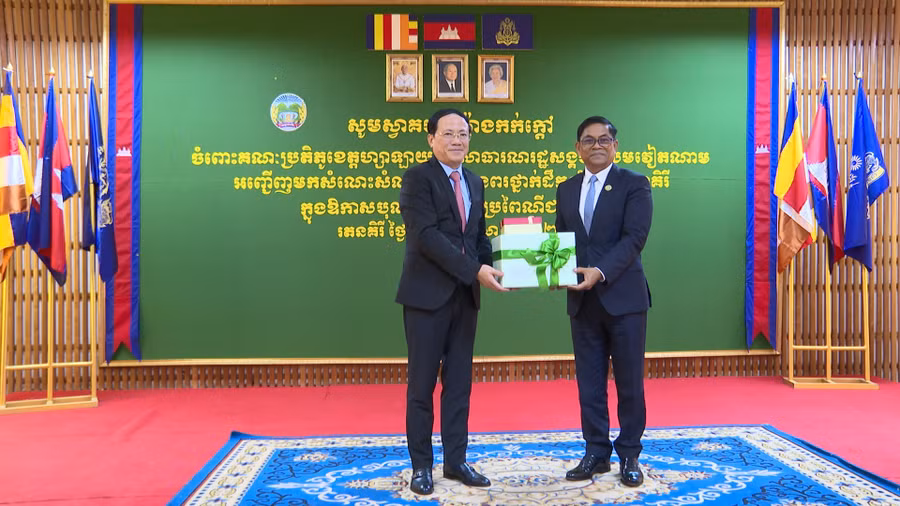 doan-dai-bieu-cap-cao-tinh-gia-lai-tham-chuc-tet-chol-chnam-thmay-tinh-ratanakiri-vuong-quoc-campuchchia.jpg